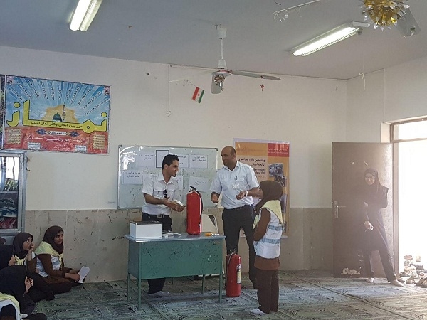 آتش نشانی پتروشیمی مروارید در مدارس عسلویه مانور زلزله برگزار کرد