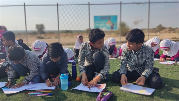 پتروشیمی مروارید بین کودکان روستای بنود مسابقه نقاشی برگزار کرد