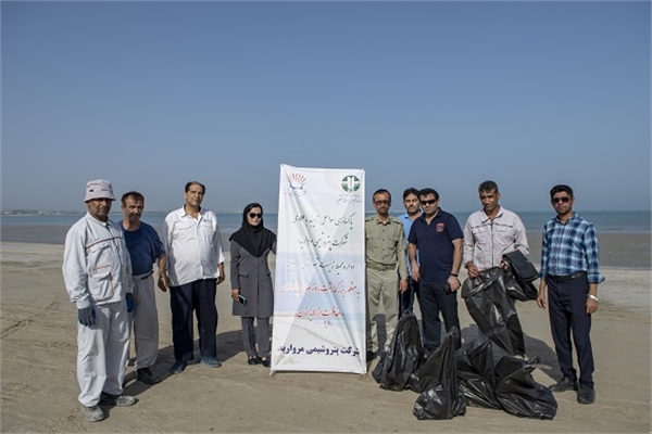 پاکسازی ساحل نایبند توسط شرکت پتروشیمی مروارید